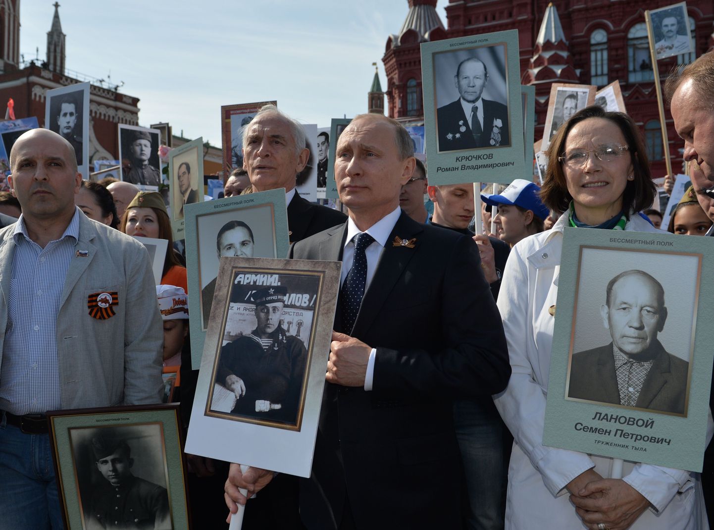 Vene president Vladimir Putin hoiab käes oma isa pilti.