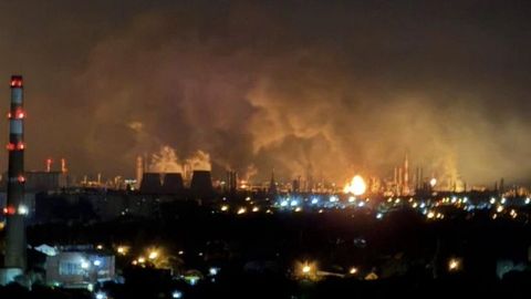 Pēc Ukrainas lidrobotu uzlidojuma izcēlies ugunsgrēks Volgogradas naftas pārstrādes rūpnīcā
