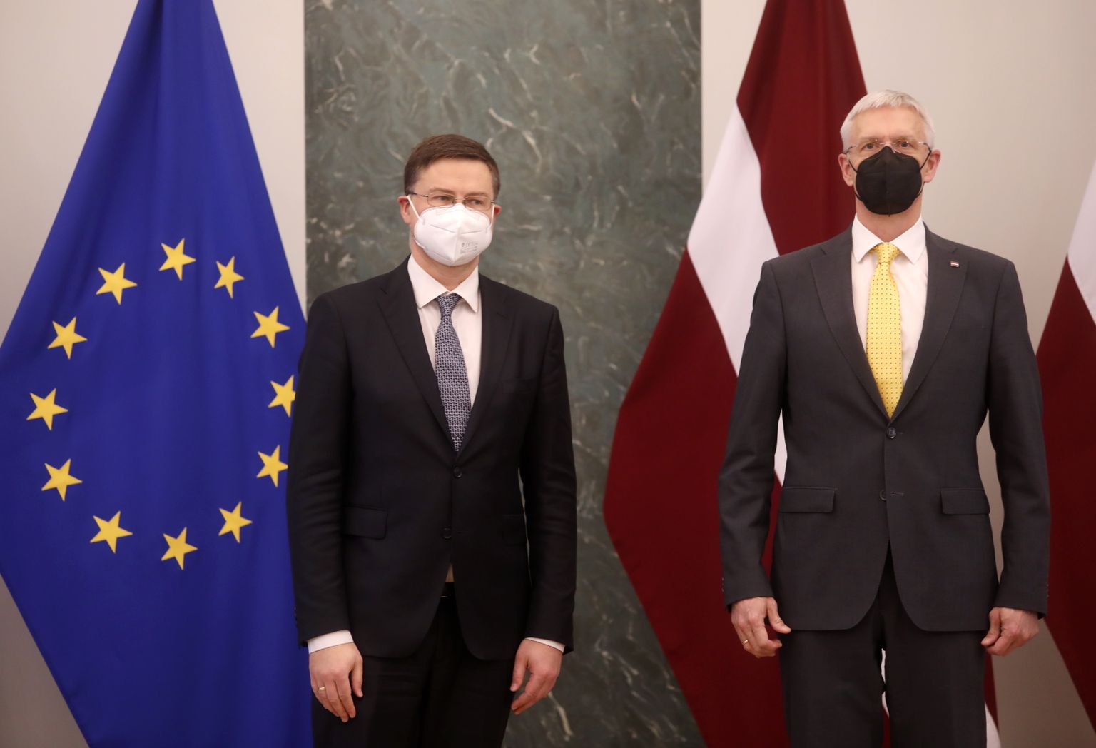 Ministru prezidents Krišjānis Kariņš (no labās) un Eiropas Komisijas priekšsēdētāja izpildvietnieks Valdis Dombrovskis tikšanās laikā, kurā pārrunās aktuālos ES darba kārtības jautājumus.