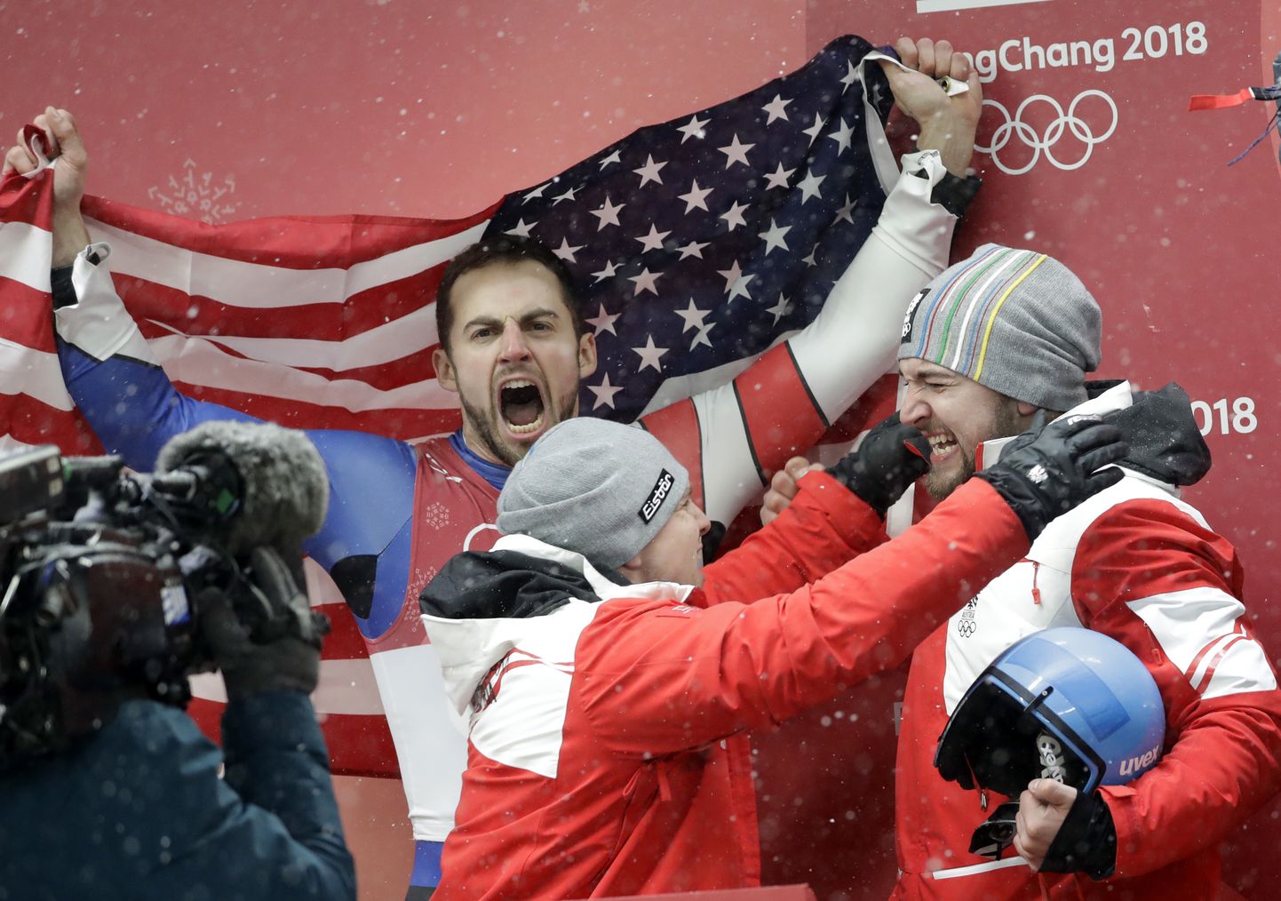 Chris Mazdzer (USA lipuga) tähistab meeste ühekelgu olümpiahõbedat, David Gleirscher (paremal) olümpiakulda.