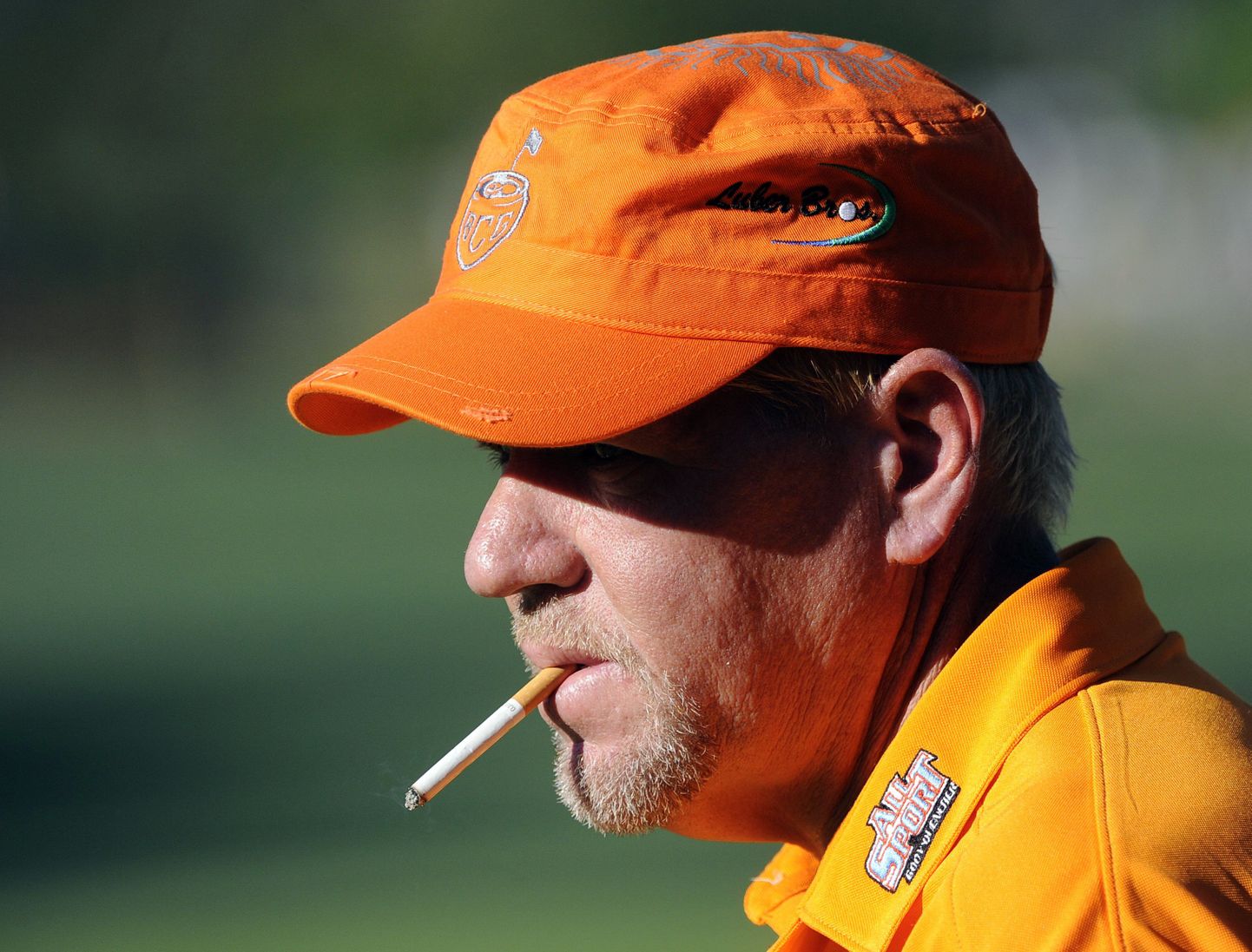 Golfimängija John Daly on süüdanud sigareti.