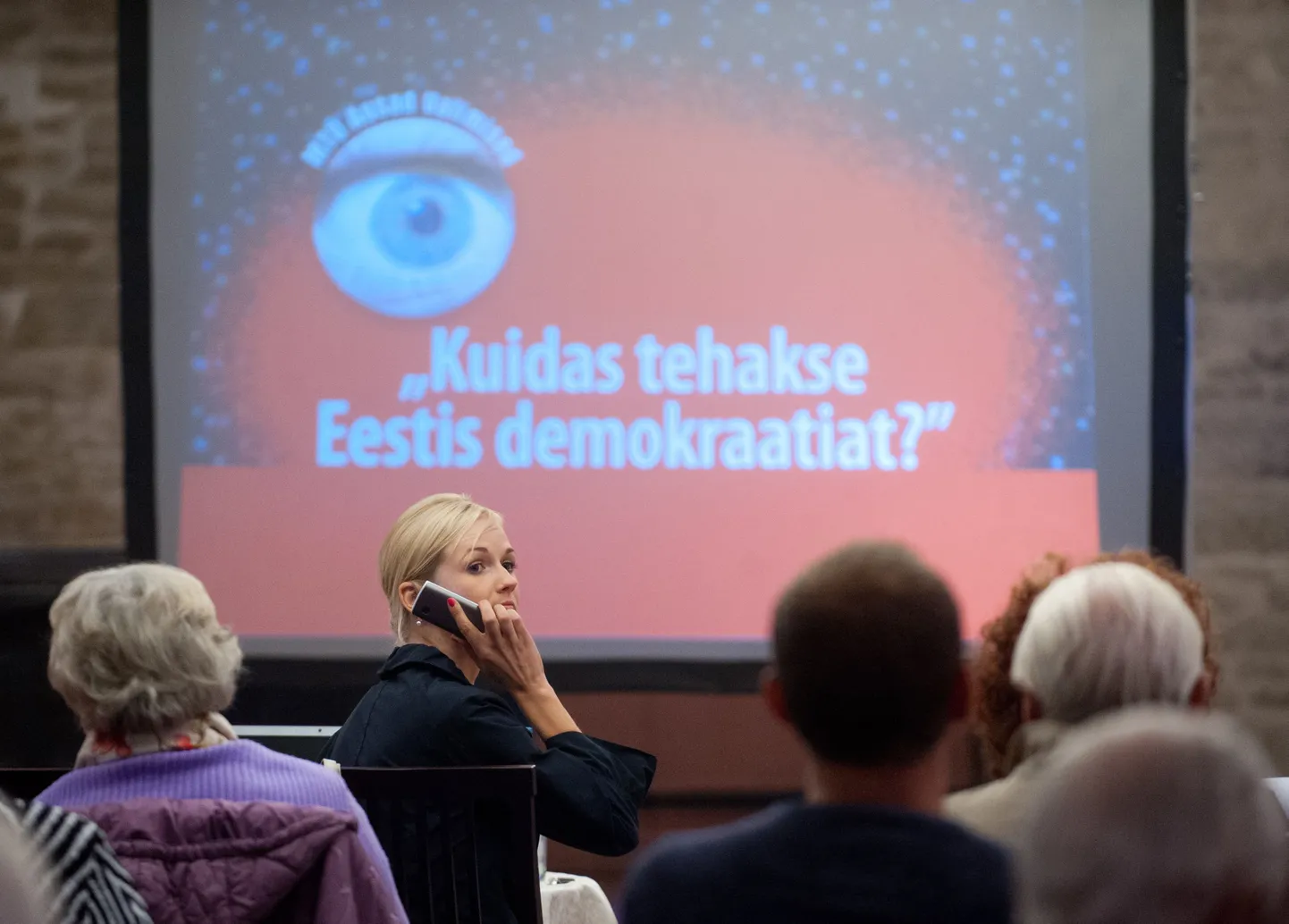 MTÜ Ausad Valimised õhtukool, esiplaanil Siret Kotka