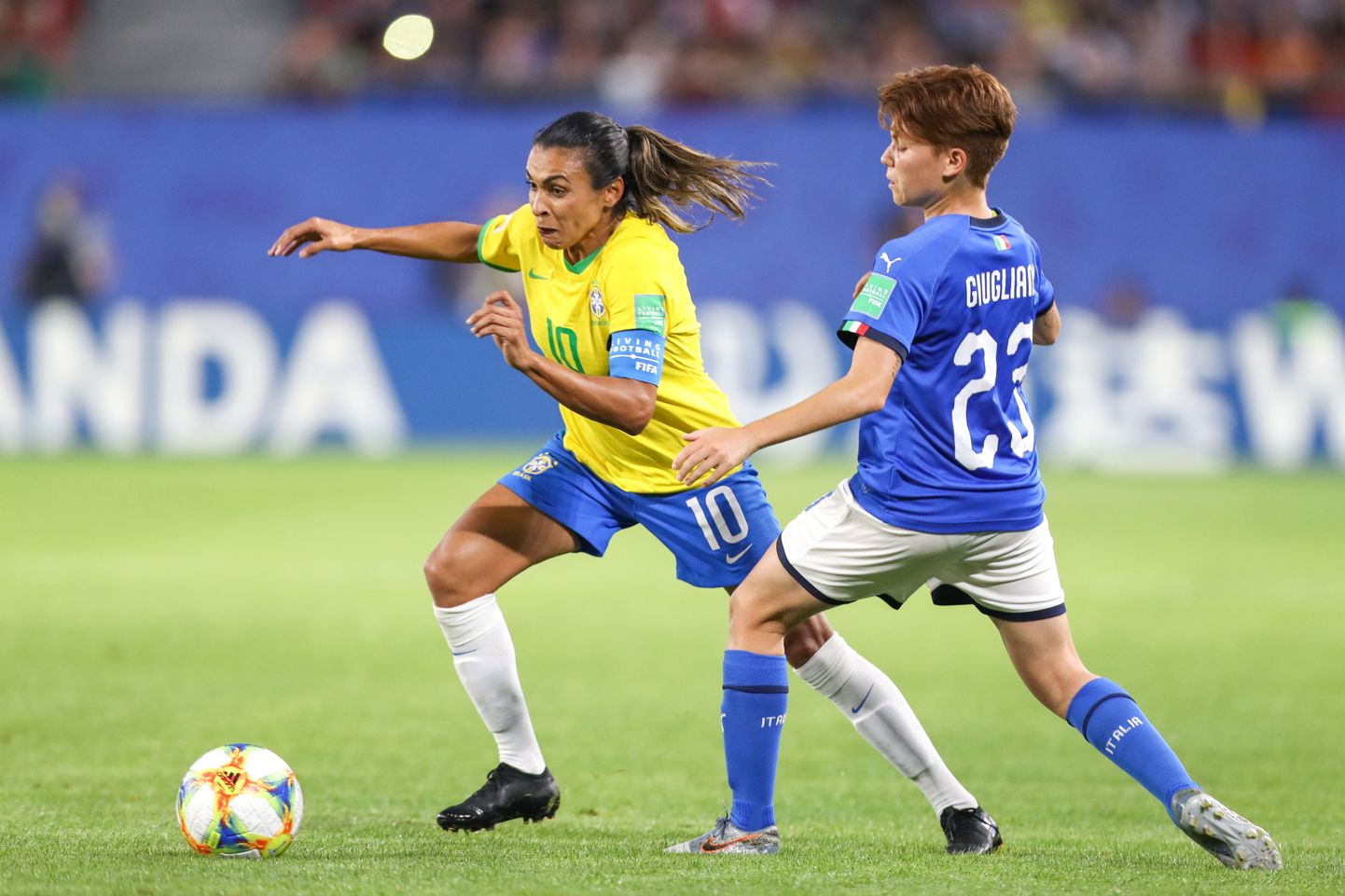 Brasiilia naisjalgpallur Marta mängus Itaaliaga.