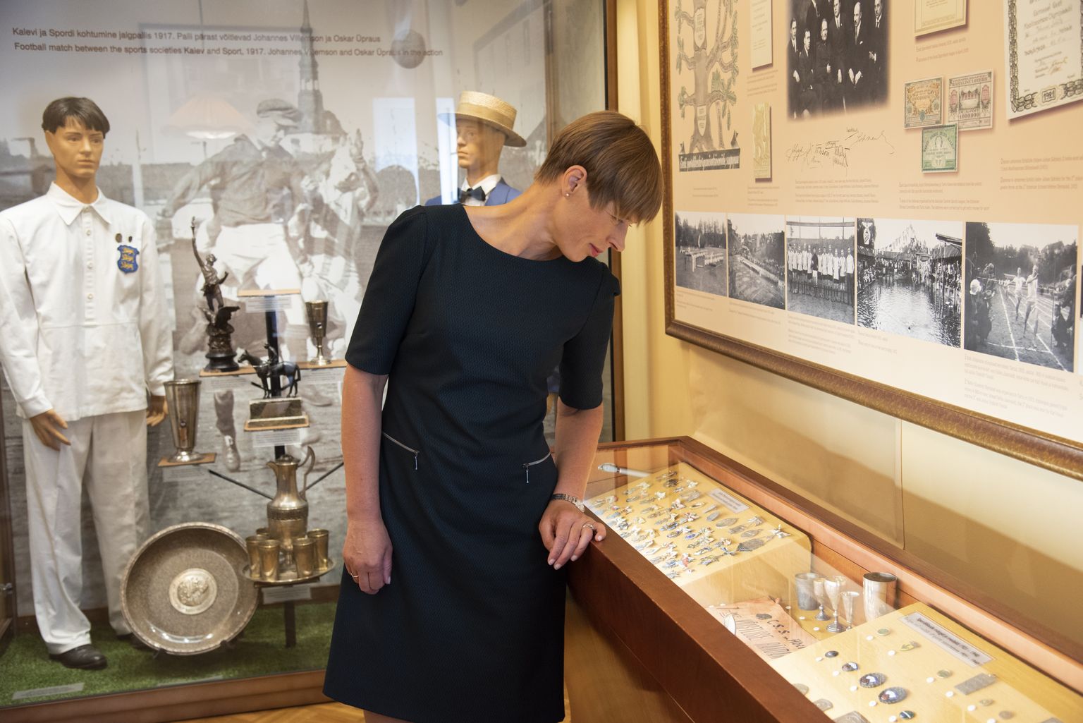 President Kersti Kaljulaid spordi- ja olümpiamuuseumis.