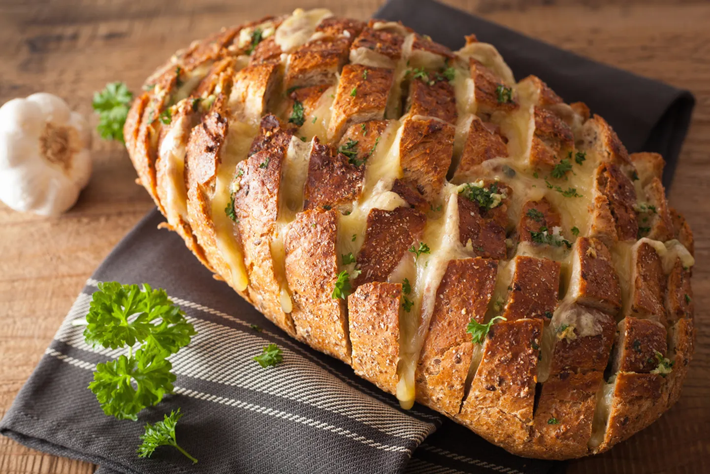 Ürdi-mozzarellatäidisega grill-leib