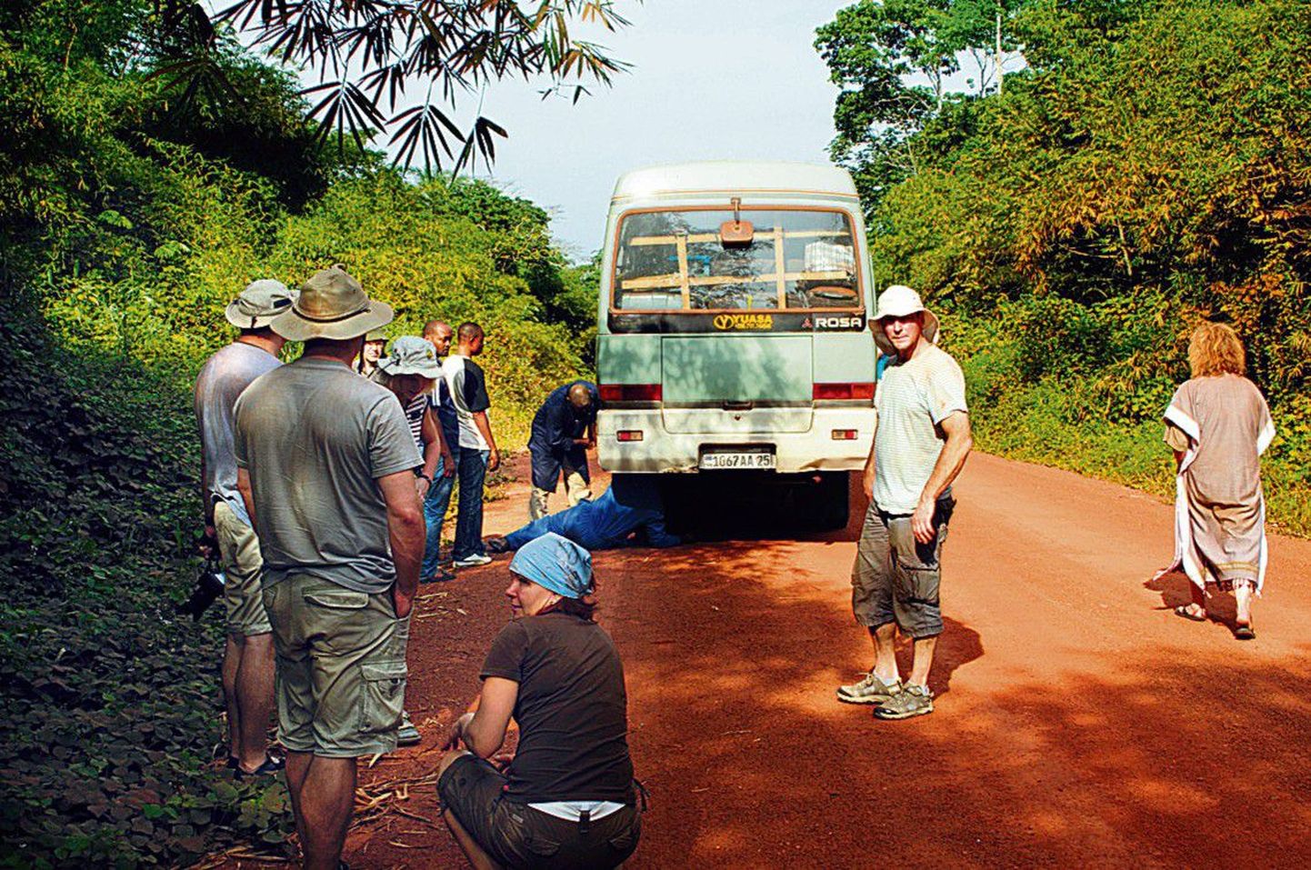 Toss väljas: buss on üles öelnud. Seda juhtus reisil läbi inimtühjade Kongo metsaalade 
korduvalt.