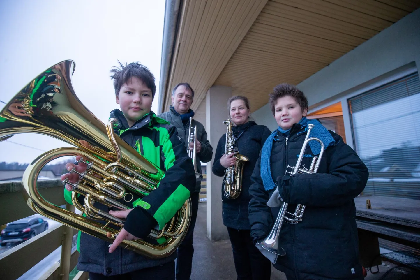 Perekond Langeler võttis tänavu vabariigi aastapäeva vastu puhkpillimänguga, mida olid kuulama tulnud ka naabruskonna inimesed. Pildil Alexander, Bert, Lirike ja Frederik.