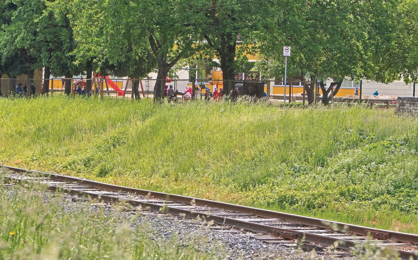 Ropka tänaval asuv Piilupesa lasteaed piirneb raudteega, kus 17. mai hommikul laste õuemineku ajal tõrjuti 
glüfosaadiga umbrohtu.