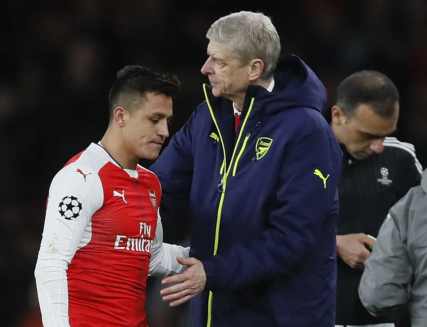 Arsene Wenger (paremal) lohutab meeskonna tähtmängijat Alexis Sanchezt.