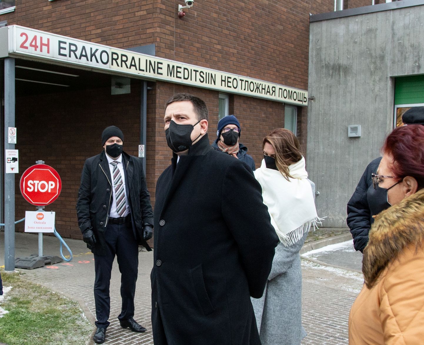 Peaminister Jüri Ratas läinud reedel Ida-Viru keskhaigla erakorralise meditsiini osakonna sissepääsu juures, kus ta uuris haigla juhtidelt, kuidas koroonahaigete raviga toime tullakse.