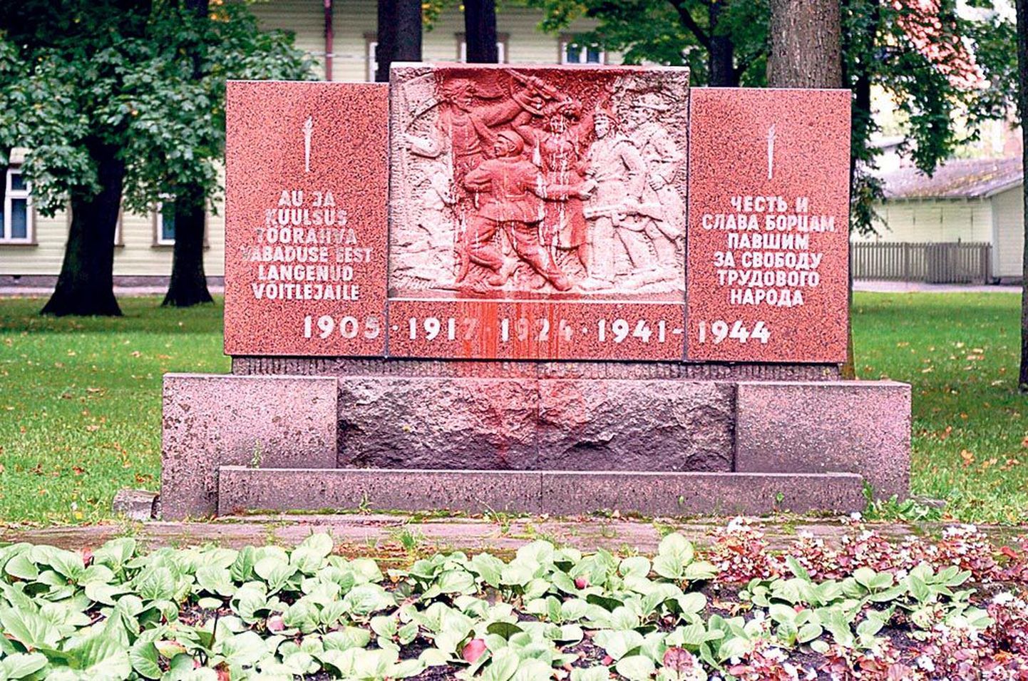 2003. aasta sügisel sattus Pärnu Vanas pargis asuv mälestusmärk vandaalide ohvriks.