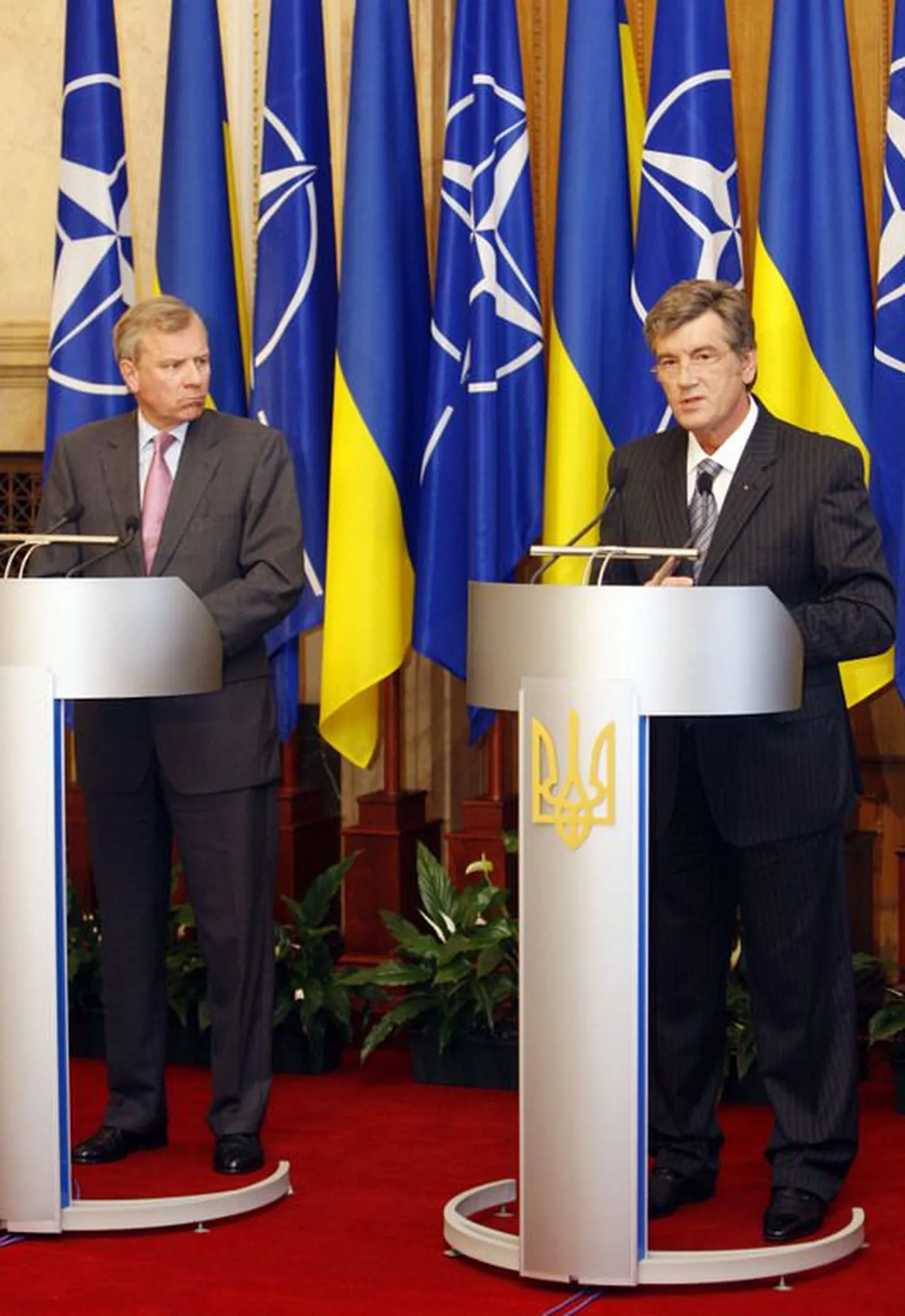 NATO peasekretär Jaap de Hoop Scheffer ja Ukraina president Viktor Juštšenko (paremal) Kiievis toimunud pressikonverentsil. .