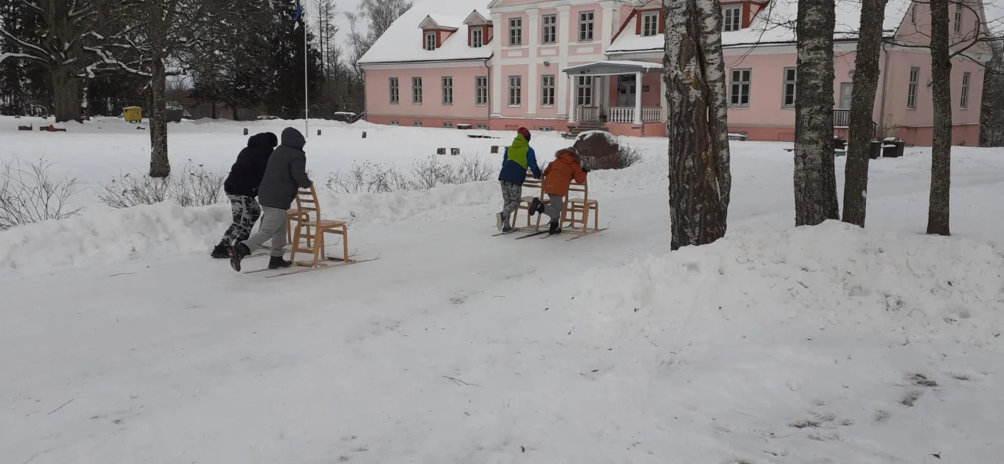 Lahmuse kool töötab vanas mõisahoones ja selle ees olev ring on popp kelgutamiskoht. Praeguse koolijuhi ja endise tööõpetuse õpetaja Kuno Tiituse algatusel ehitati selleks paar aastat tagasi suusakelgud.