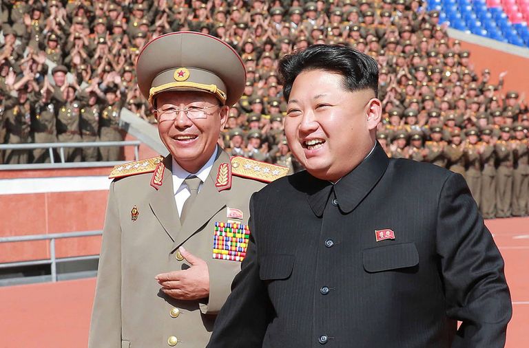 Kim Jong-un paraadil Ri Yong-Giliga.