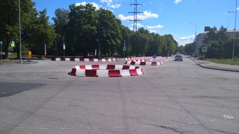 В июне 2019 года перекресток в начале улицы Пушкина в Нарве выглядел так.