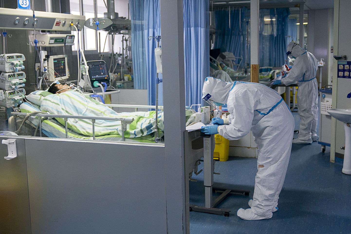 Hiina Wuhani Zhongnan haigla kaitseriietuses arstid tegelemas koroonaviirusega nakatunud patsientidega