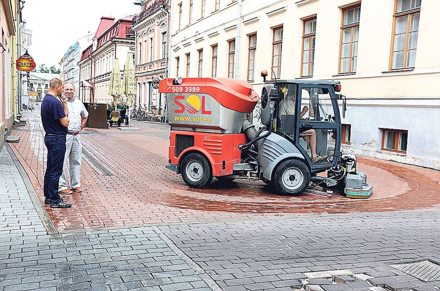 Sol Balticsi puhastusmasin pesi eile Rüütli tänavat.