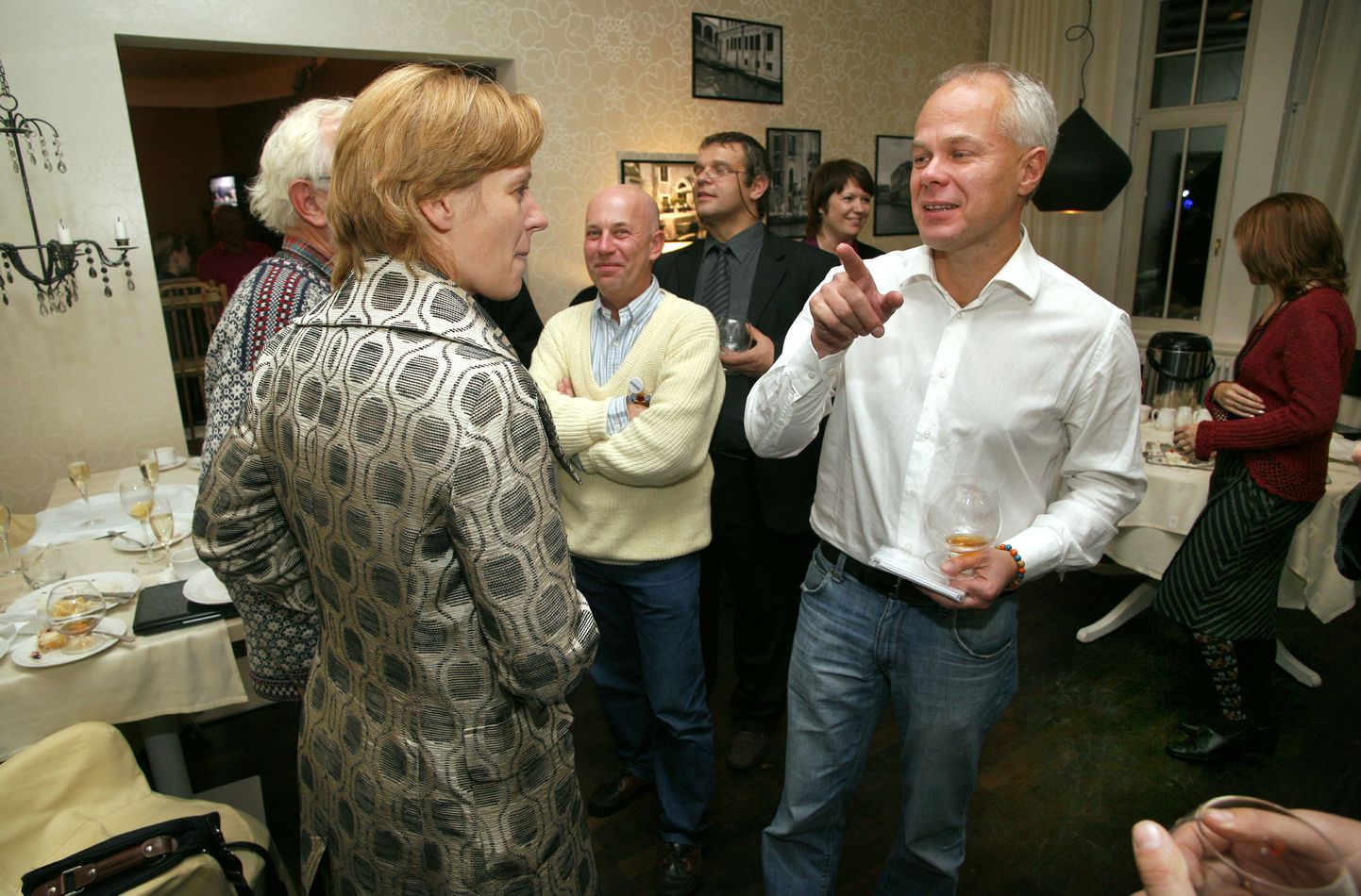 Hetk eelmise aasta 18. oktoobri valimiste järgsest ööst Pärnu restoranis Si-si. Tulevast linnajuhtide Annely Akkermanni ja Toomas Kivimägi vahel seisab Heiti Hendrikson.