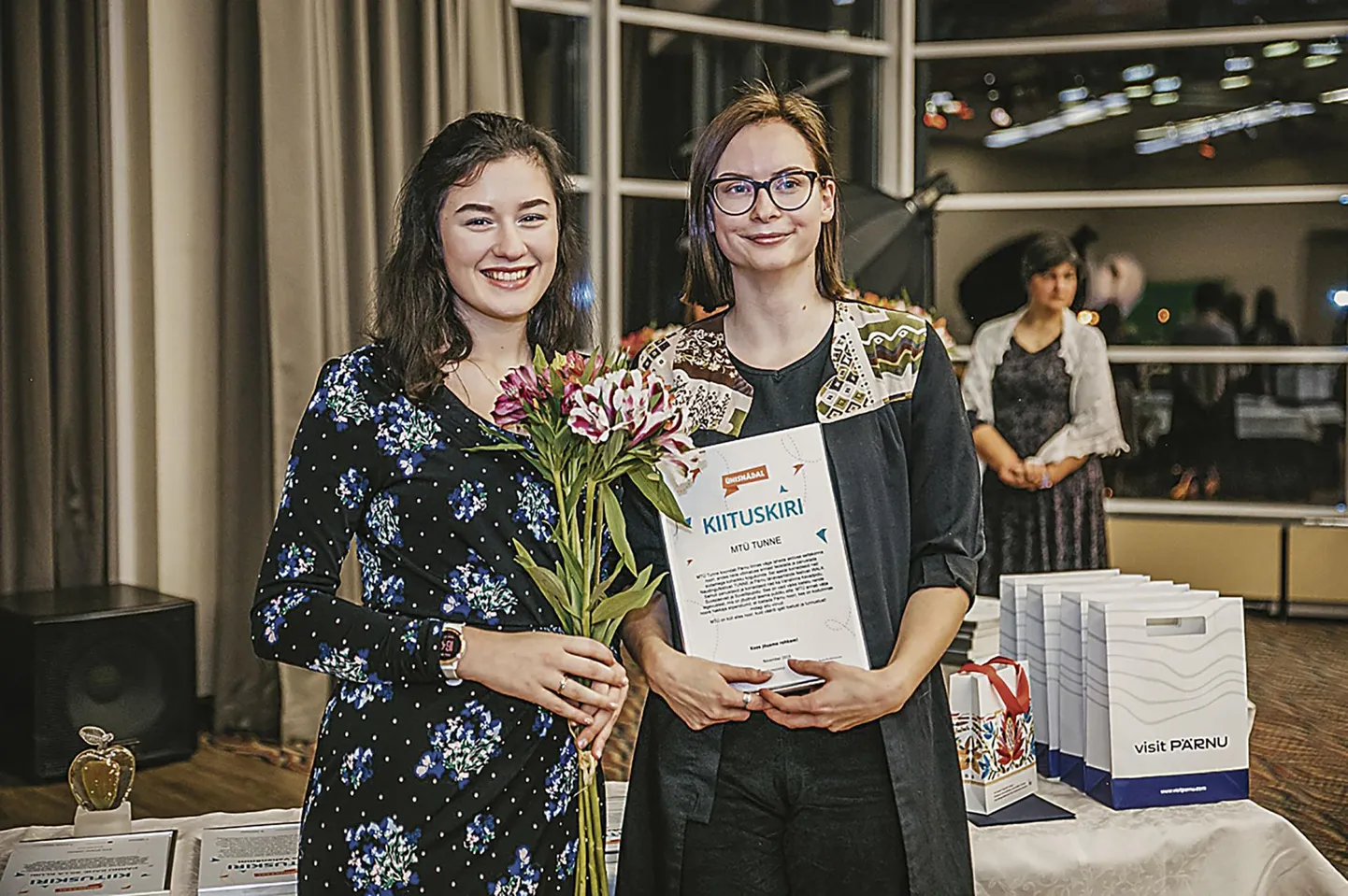 Noored pärnakad Karoliine Aus (vasakul) ja Johanna Roos korraldasid suvel naudingufestivali Tunne ja tänavaartistide festivali Walk ning pälvisid MTÜ Tundena tunnustuse.