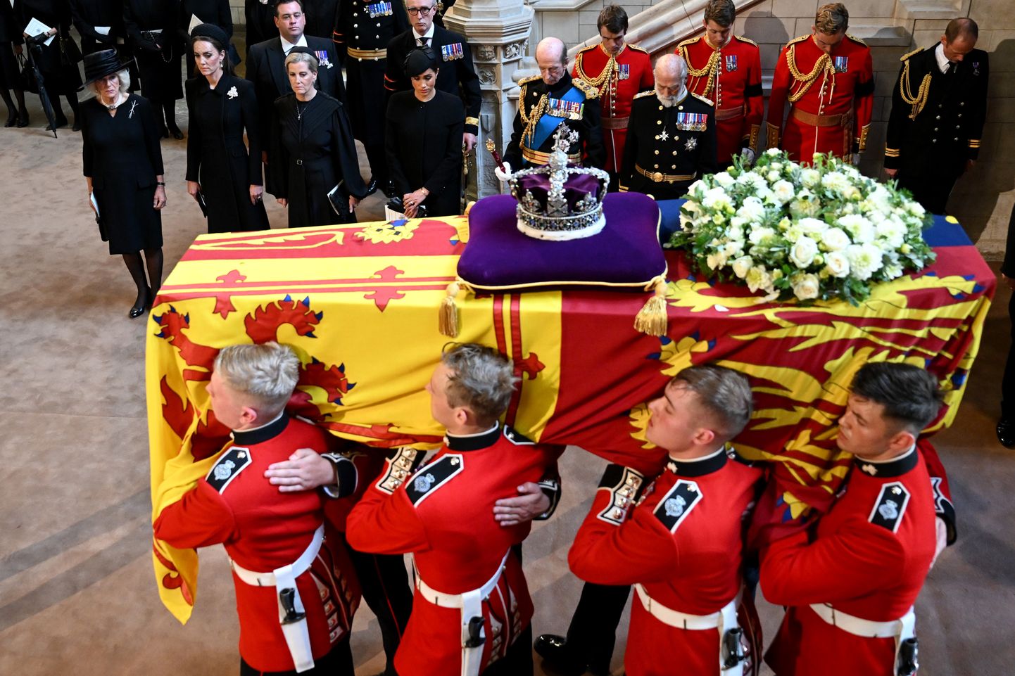 14. september 2022. Kuninganna Elizabethi kirstu kantakse Westministel Halli.