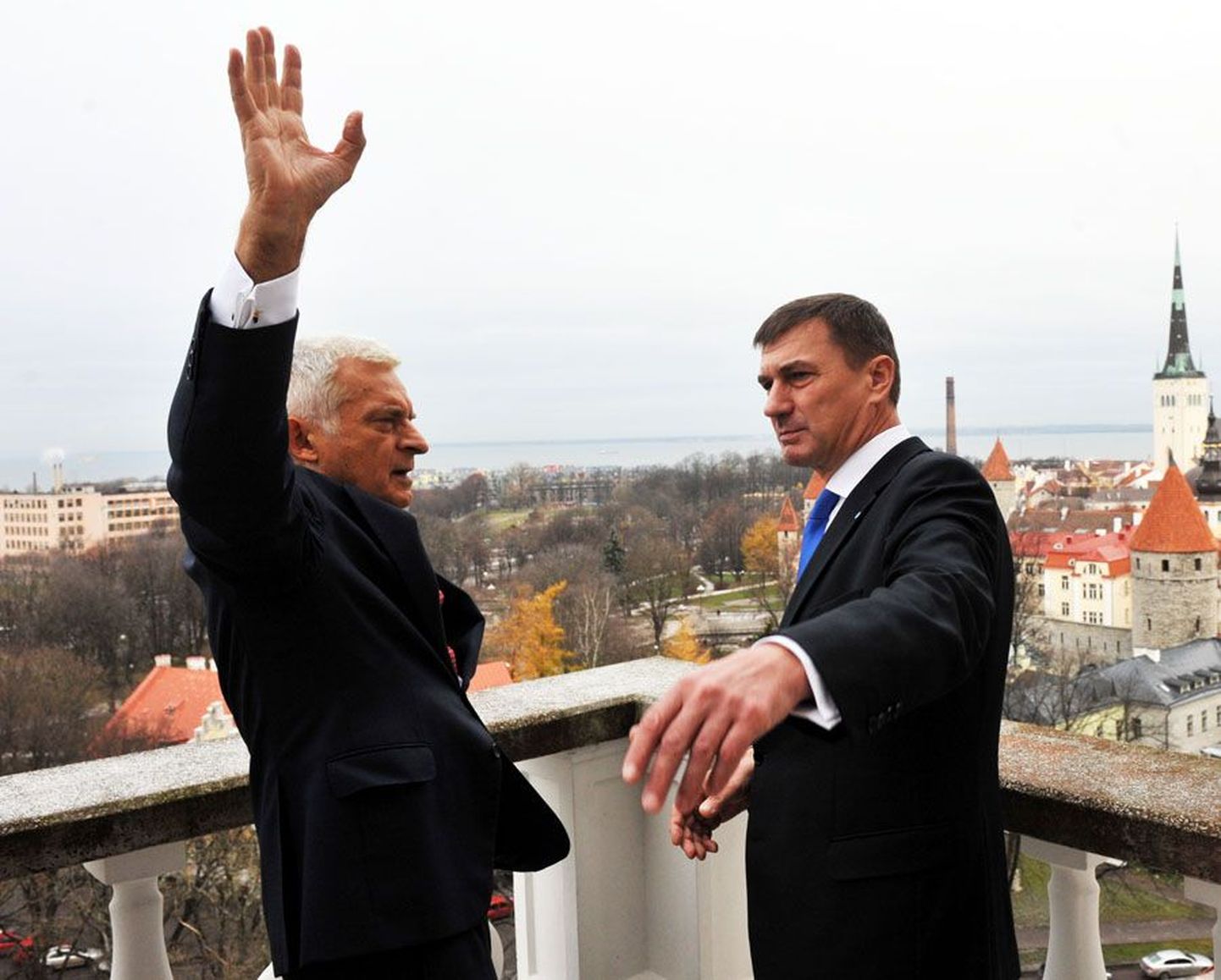 Eile esimest korda europarlamendi esimehena Tallinna väisanud Jerzy Buzek (vasakul) jutuhoos peaminister Andrus Ansipiga.