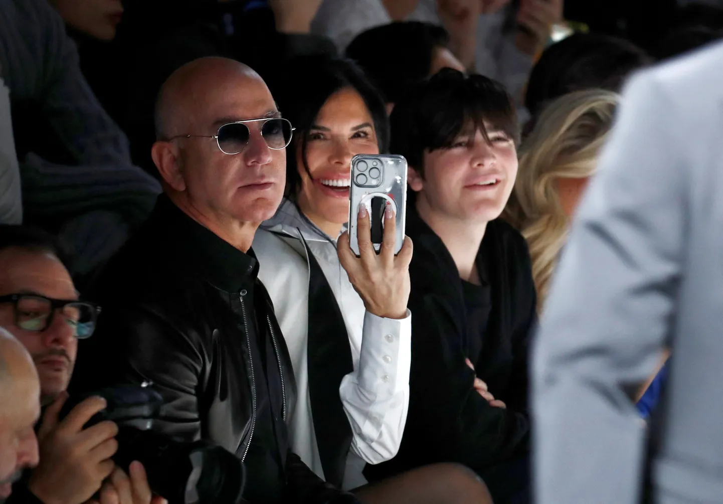 Jeff Bezos koos oma kihlatu Lauren Sancheziga moesõul. 13. jaanuar 2023.