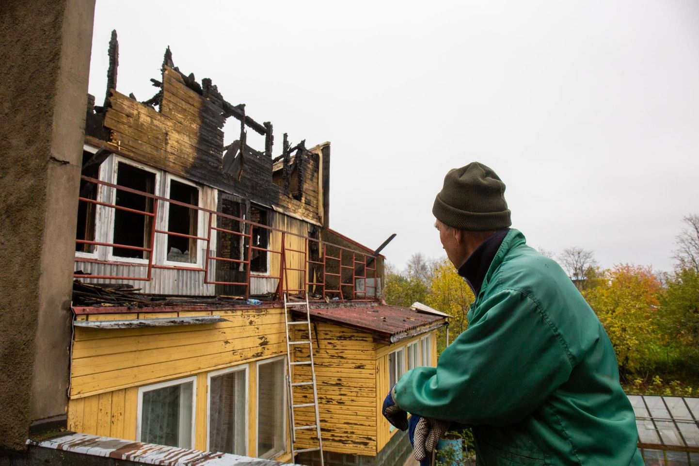 Hukkunute naabrimees Anti Kanepi koristas põlengujärgsel hommikul oma katust.