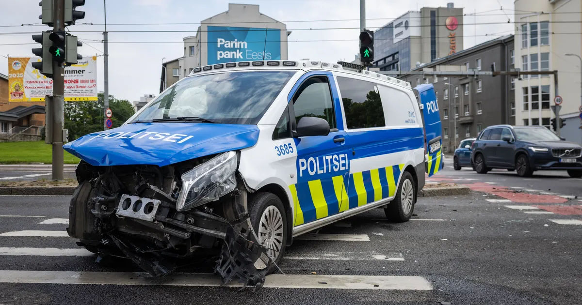 FOTOD Väljakutsele sõitnud politseiauto sattus avariisse