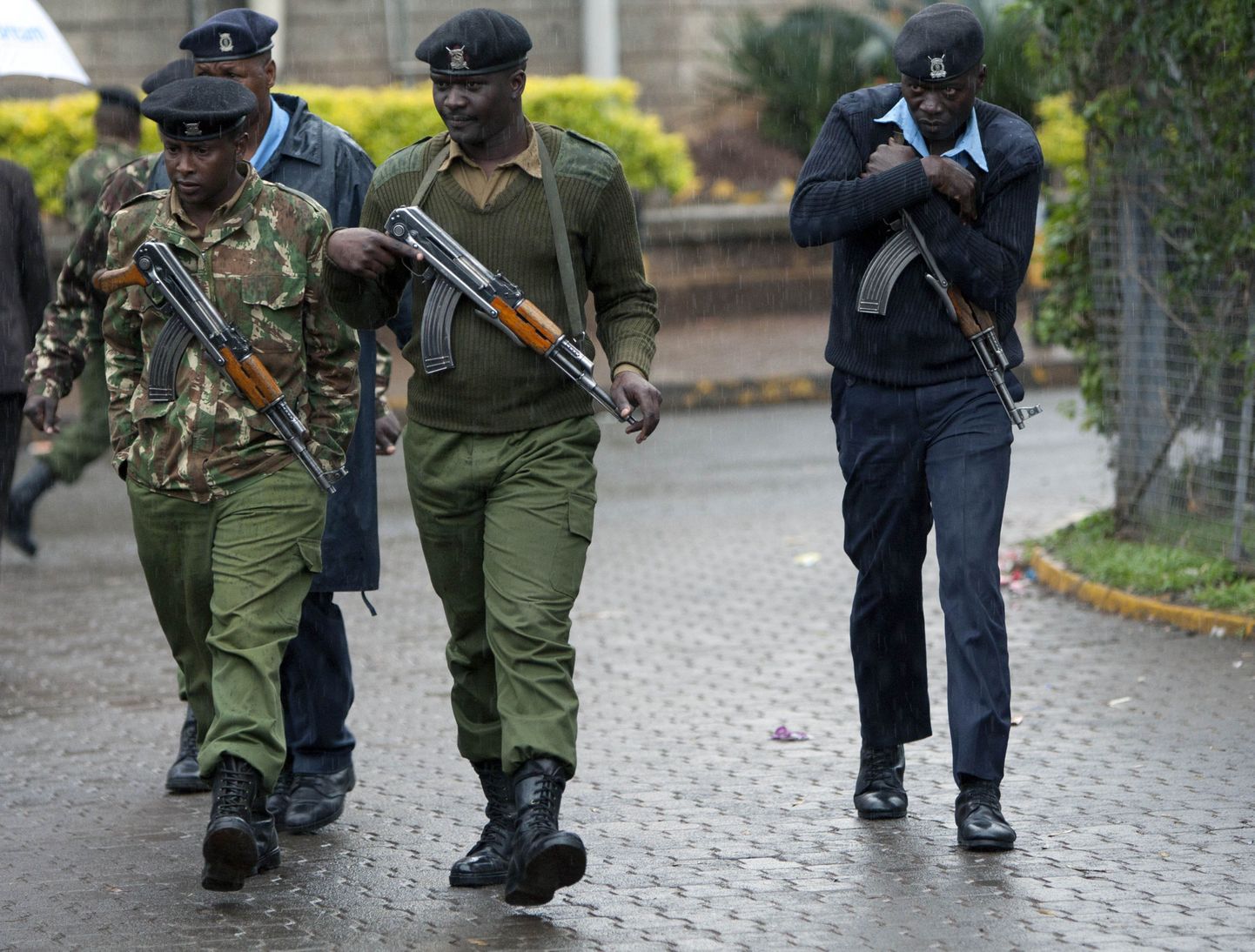 Kenya sõdurid ja politseinikud Westgate'i ostukeskuse juures täna.