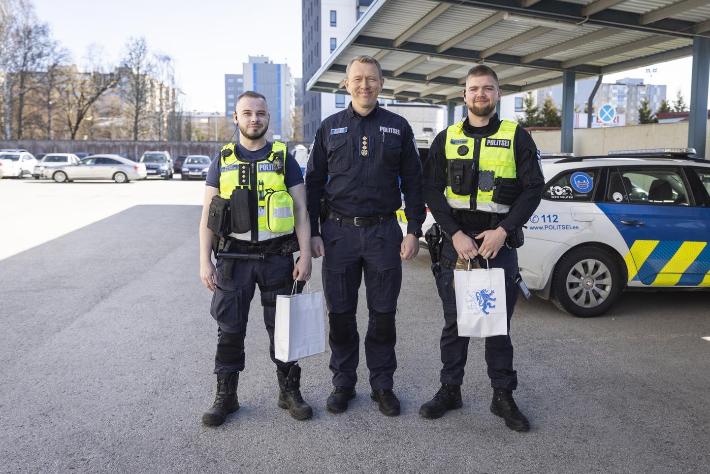 Põhja prefekt Joosep Kaasik (keskel) tunnustas patrullpolitseinikke Raido Pullmanni (vasakul) ja Kert-Hendrik Süllat tubli teo tiitliga.