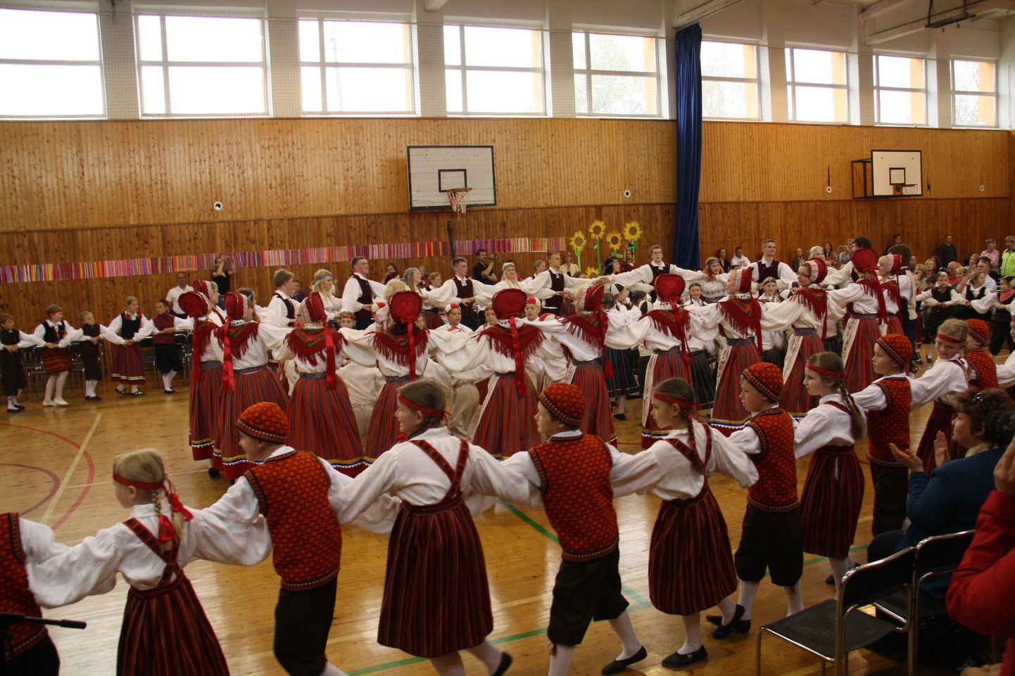 Juba teist aastat korraldas Pärnu ühisgümnaasium oma tantsupeo.