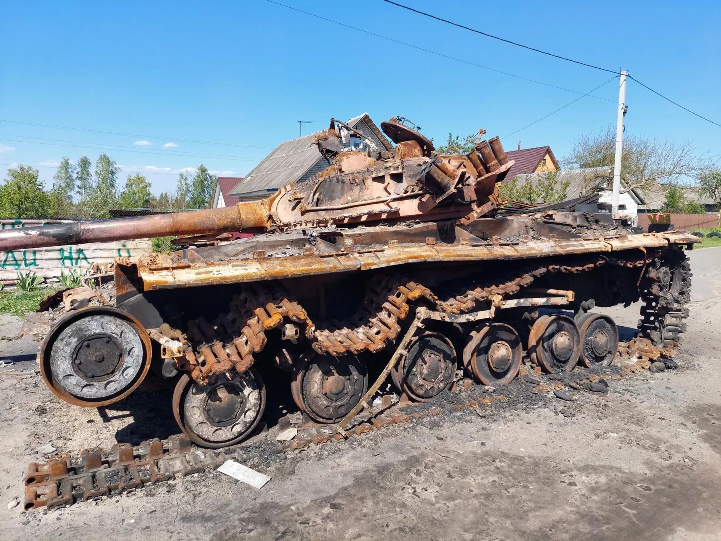Sellesse Ukraina tanki põlesid sõdurid sisse, sest võitlesid vastu veel põlevast masinast, tulistades välja viimase moona.

 