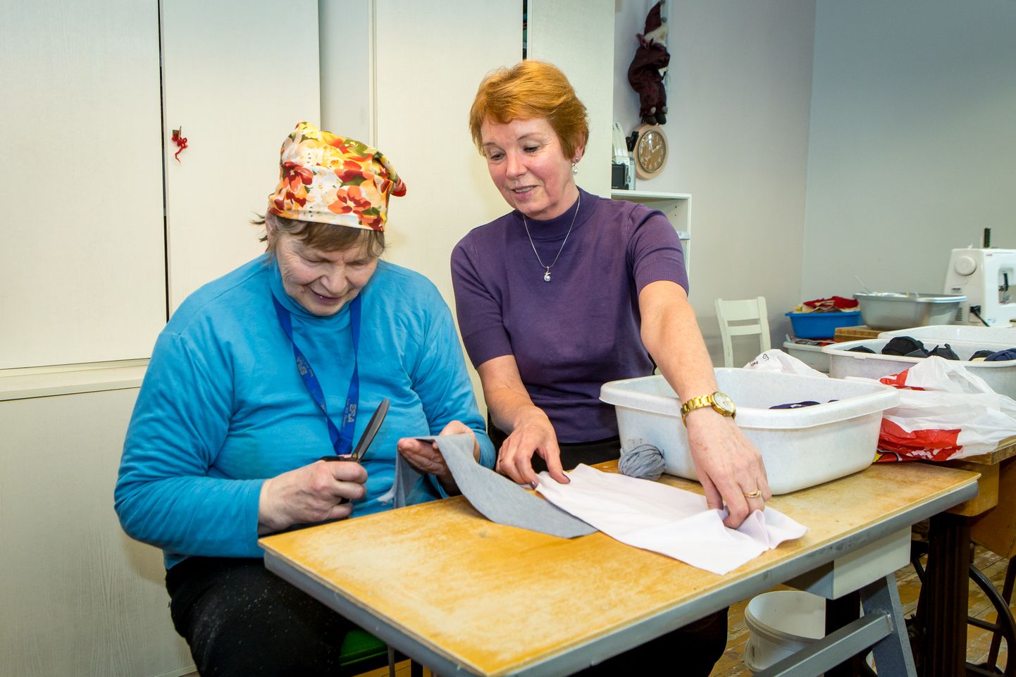 TEGEVUSES: Terje Hanson (paremal) juhendab parasjagu käsitöö tegemisel Silvi Salongi.
MAANUS MASING