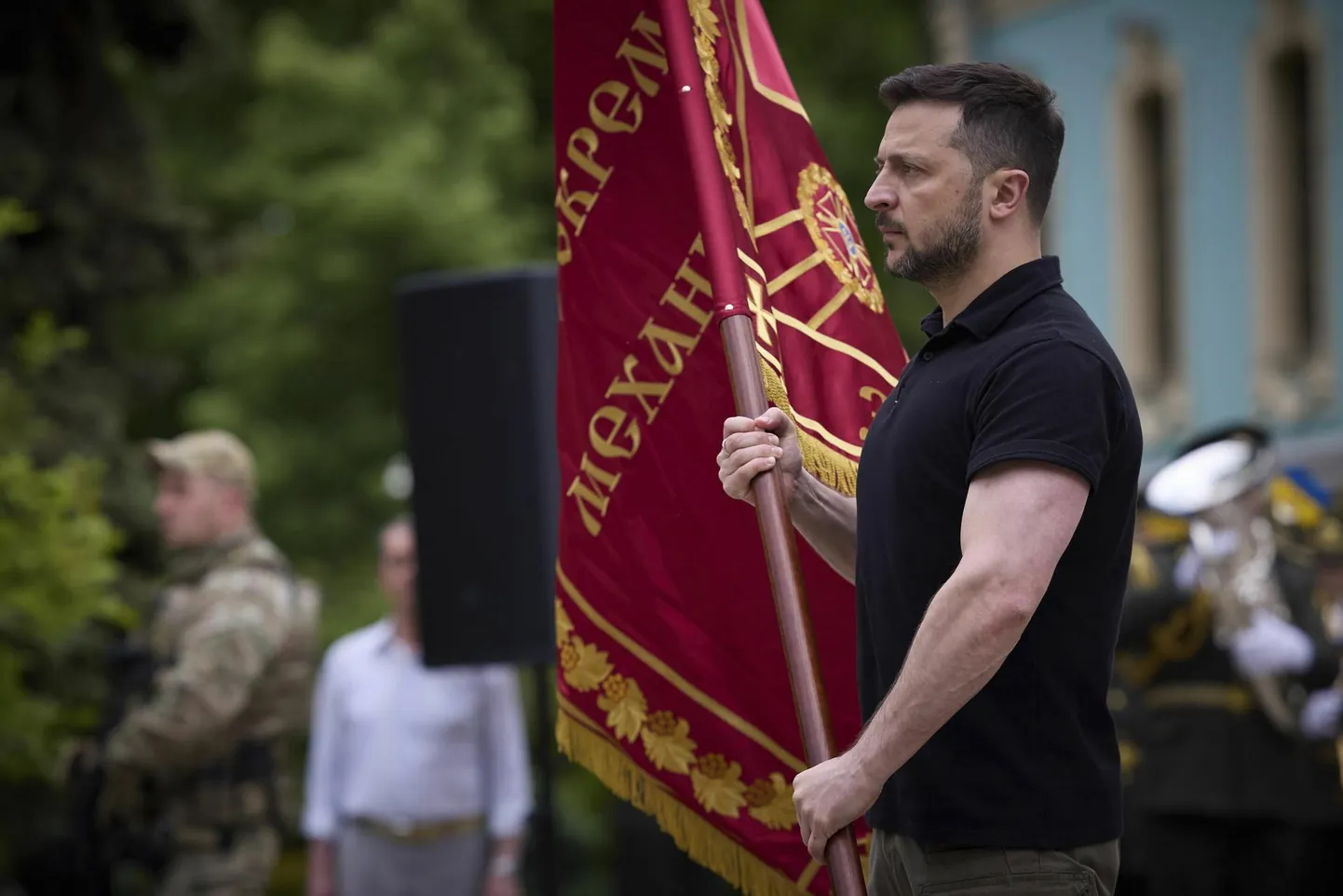 Ukraina president Volodõmõr Zelenskõi nädala hakul Kiievis jalaväelaste päeval sõduritele austust avaldamas.