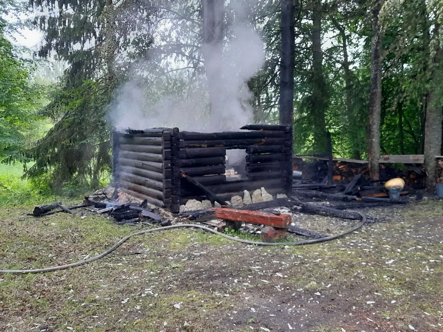 Место пожара в деревне Андре.