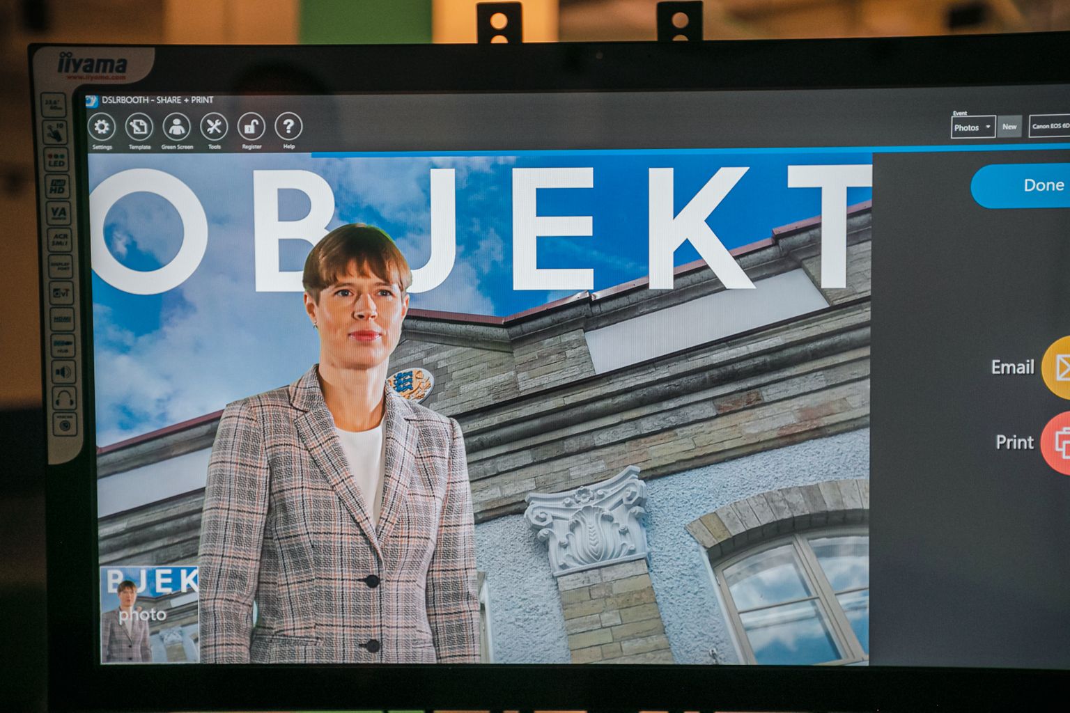 Kersti Kaljulaidi portree on paigutatud Narva raudteevaksali kujutisele ja lisatud kiri "OBJEKT".