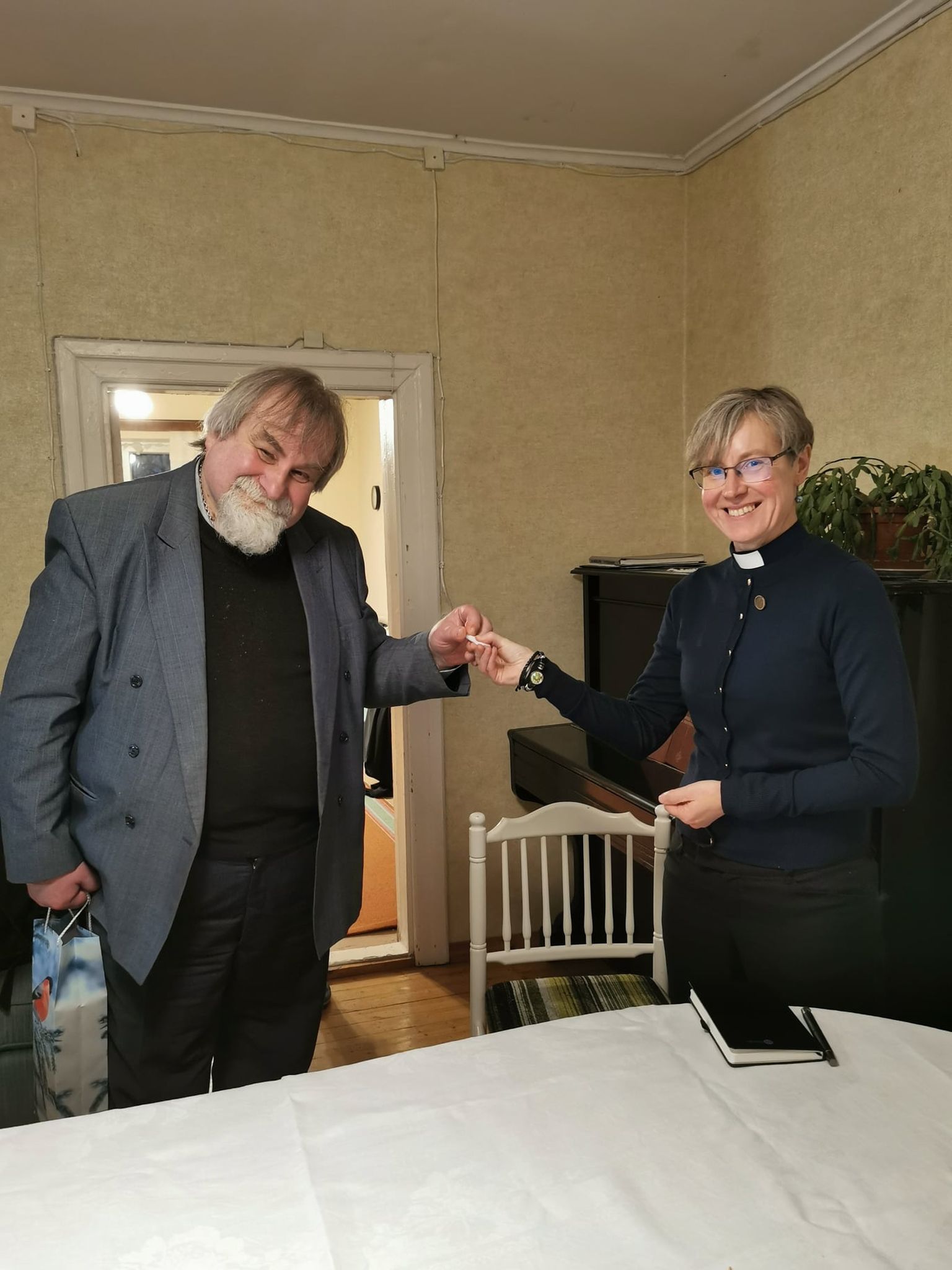 Järva-Madise uus kirkuõpetaja Jane Vain koos hooldajaõpetaja Valdo Reimanniga