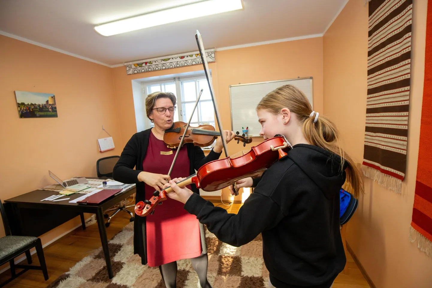 Mooste rahvamuusikakooli eestvedaja Krista Sildoja musitseerimas koos teist aastat viiulit õppiva 5. klassi õpilase Odega.
