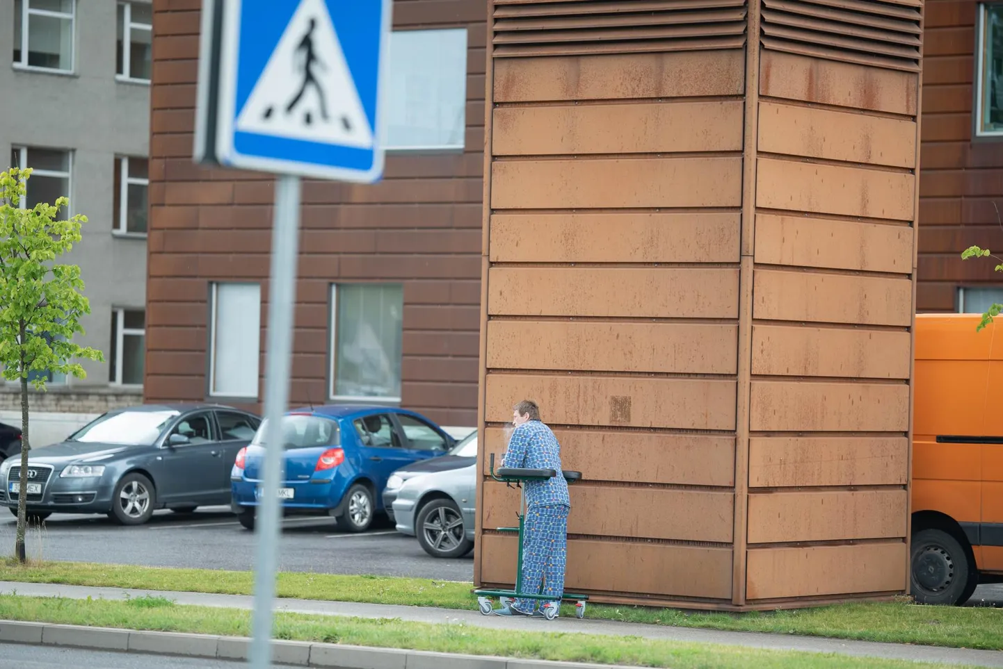 Maarjamõisa haigla juures jäävad suitsetavad patsiendid mittesuitsetajatele jalgu.