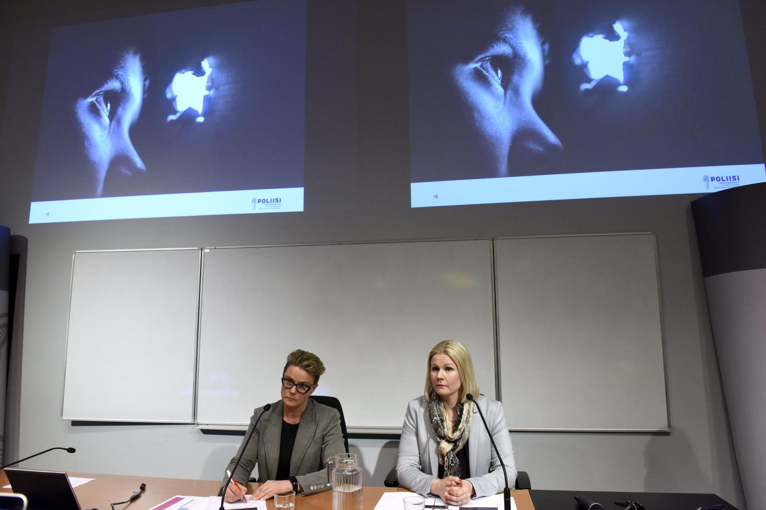 Soome keskkriminaalpolitsei juhtivuurija Sari Sarani (vasakul) ning rahvusvahelist pedofiiliavõrgustikku puudutavat menetlust vedav uurija Sanna Springare pressikonverentsil Vantaas. 