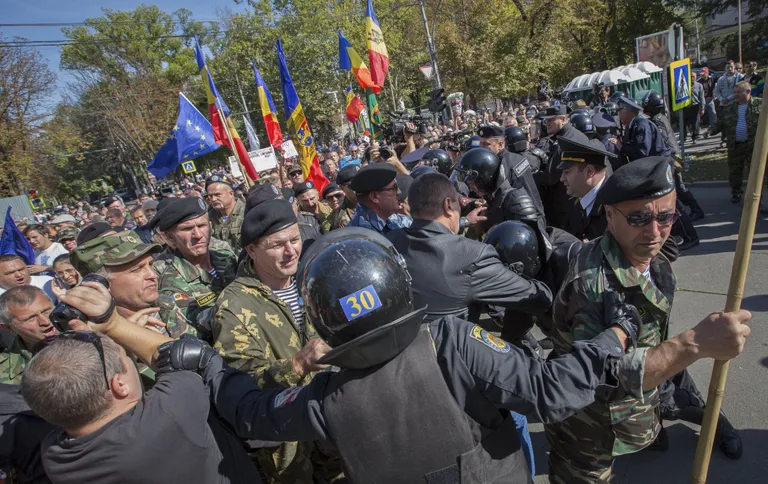 Meeleavaldus Moldova parlamendihoone ees. Foto: Scanpix