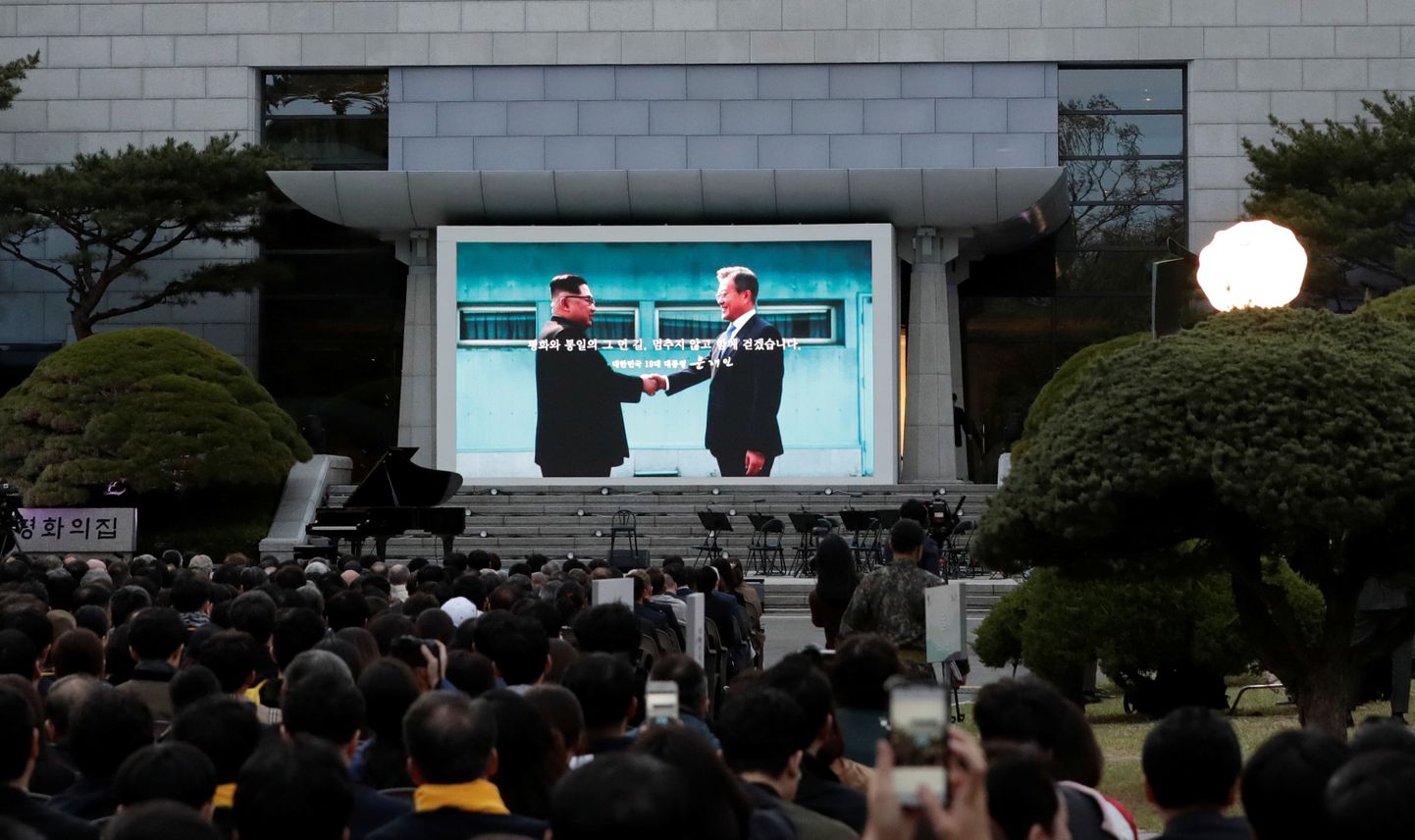 Panmunjomi piiriküla Lõuna-Korea poolel näidati laupäeval president Moon Jae-ini ja Põhja-Korea liidri Kim Jong-uni esimese kohtumise aastapäeva puhul korraldatud üritusel suurel ekraanil fotot kahe liidri aastatagusest käepigistusest.