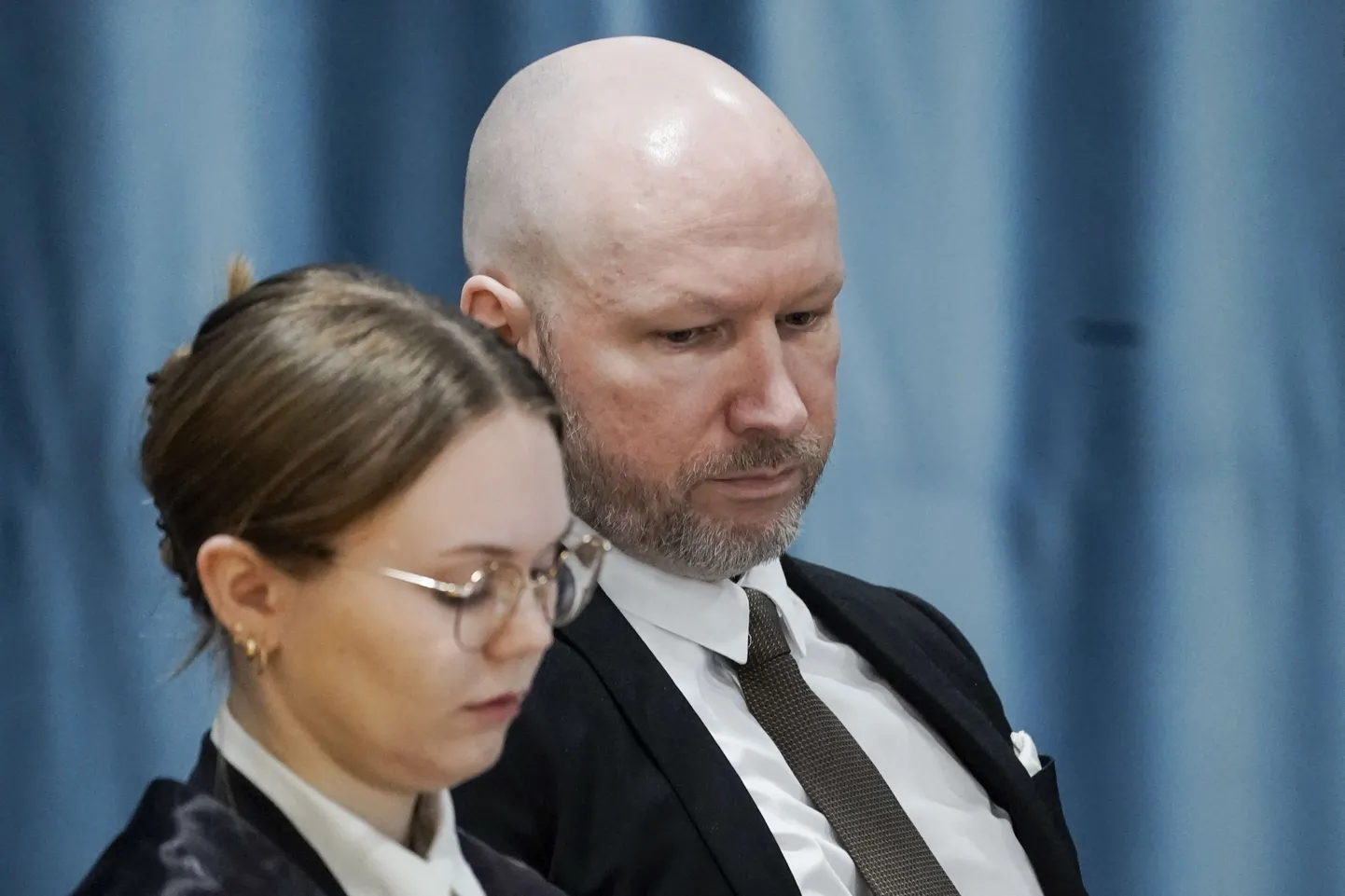 Anders Behring Breivik (paremal) kohtusaalis advokaat Marte Lindholmi kõrval tänavu 8. jaanuaril toimunud protsessil tema kinnipidamistingimuste üle.