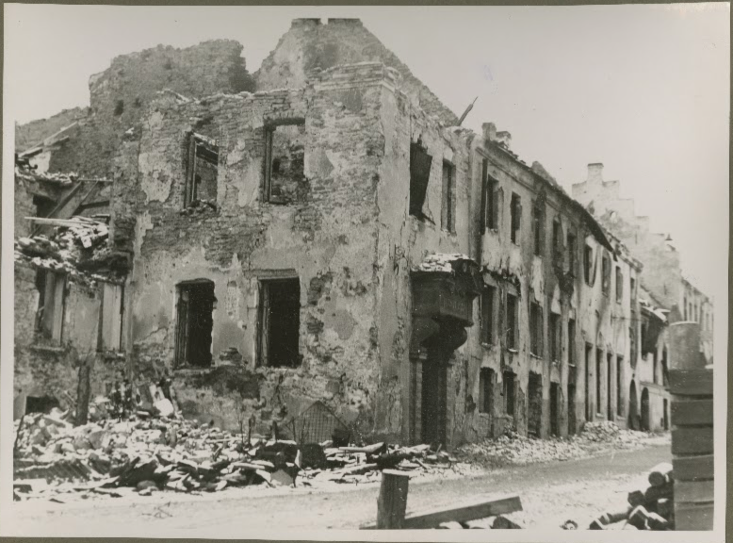 В таком состоянии оказалась вся Старая Нарва в 1944 году после мартовских бомбардировок авиацией Красной армии.
