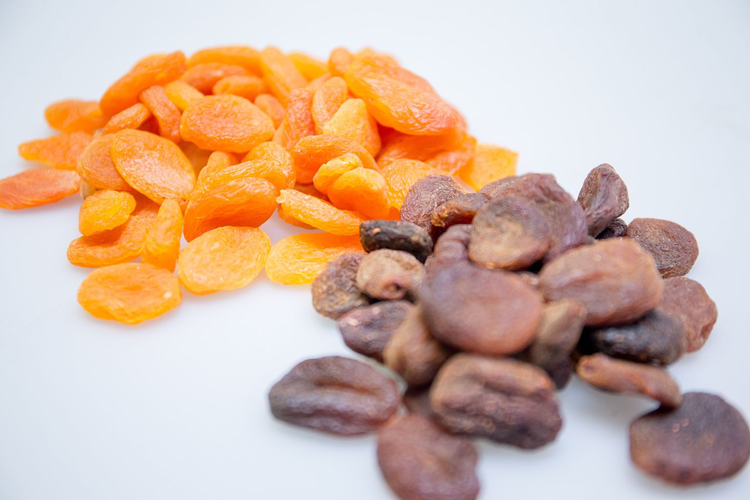 Tavalised kuivatatud aprikoosid on eredat oranži värvi, mahe omad aga pruunid.