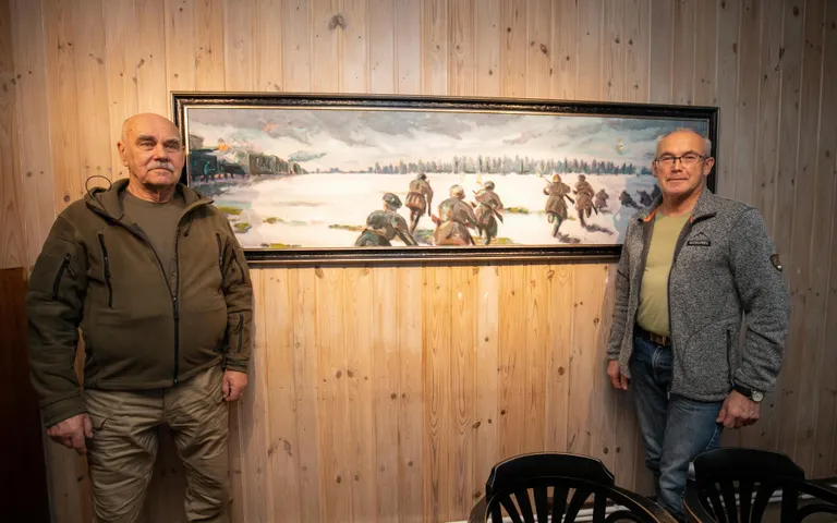 Kaitseliidu taastajaliige Ants Silm (vasakul) ja kaitseliitlane Jaan Viktor koos maaliga Tapa vabastamisest.