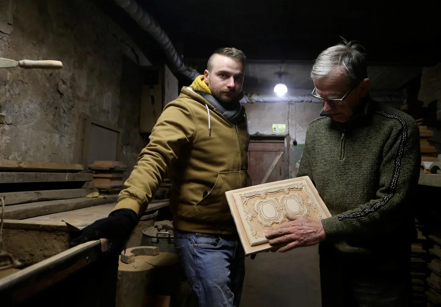 Tänavu on sünnipäev ka Tartu potivabrikul Ahjutarve, mis saab 185. aastaseks. Praegune omanik Annes Andresson (paremal) koos pottsepa Siimon Talvistega näitavad, et ahjupotte toodetakse töökojas siiamaani.