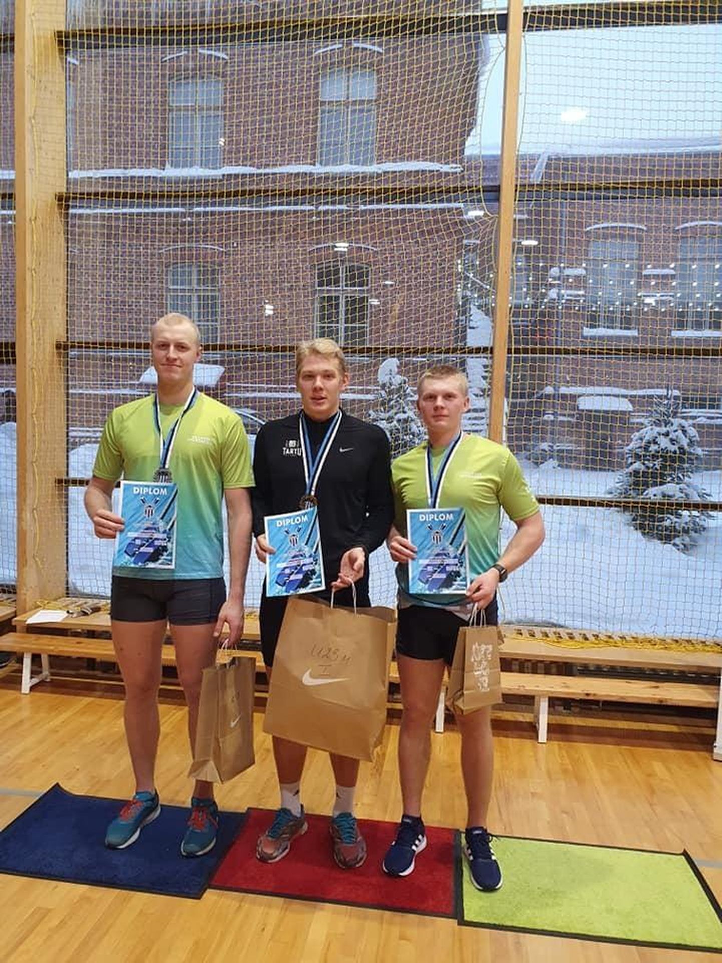 Meeste U23 vanuseklassis toodi Viljandisse kaks medalit: Leo Muiste (vasakul) sai hõbeda ja Rainer Oras (paremal) pronksi. Võitis Kaarel Kiiver (keskel) Tartu klubist.