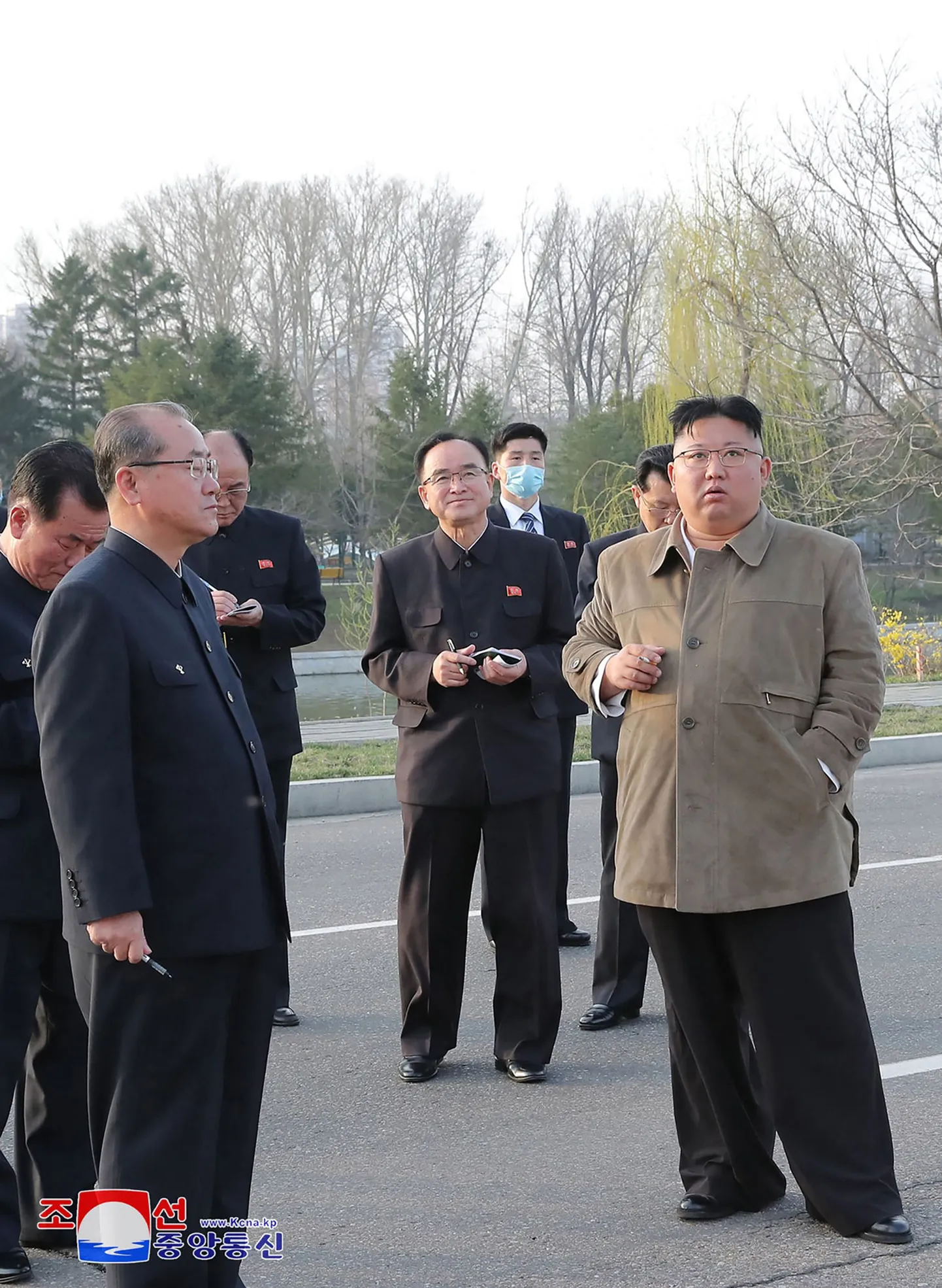 Kim Jong-un rajatavat elurajooni külastamas.