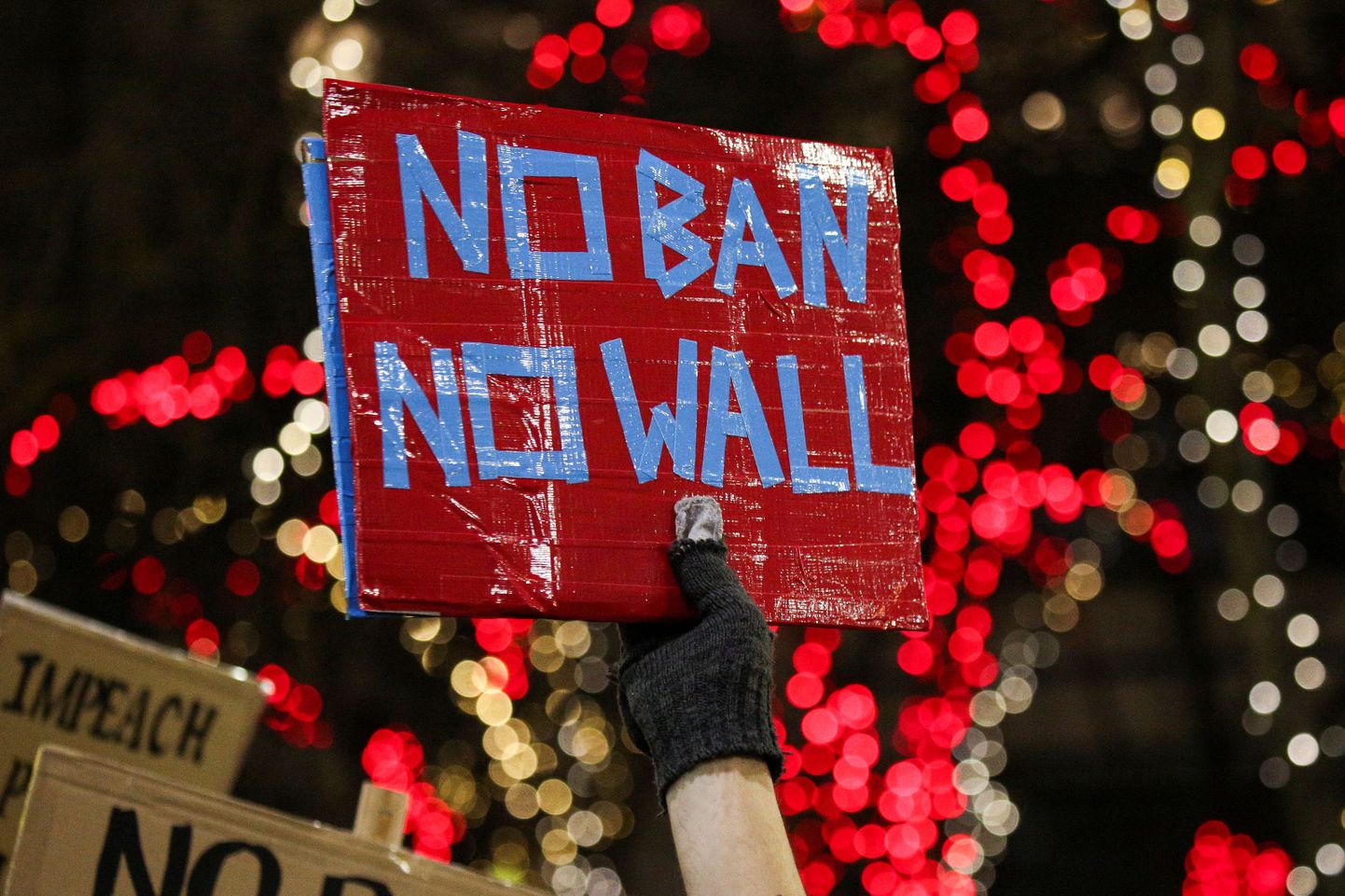 «Ei keelule, ei müürile,» teatas see silt meeleavaldaja käes eile Seattle’i linnas.